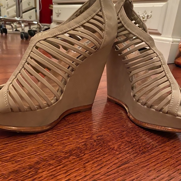 Steve Madden Detailed Wedges - Picture 3 of 4